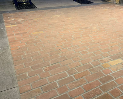The installation detail provides an authentic look, using the Canalside Red cobbles.