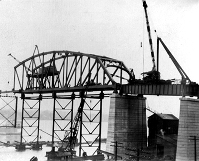 Historical photo from 1925 of the Peace Bridge under construction. 
